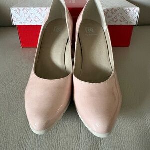 Women's Patent Round-Toe Pumps in Soft Pink